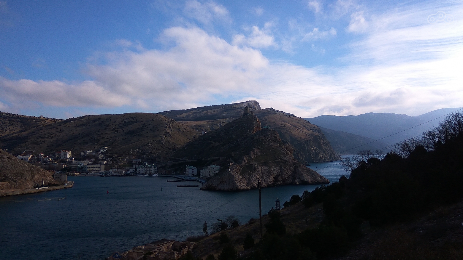 Вид на крепость Чембало с левого берега Балаклавской бухты