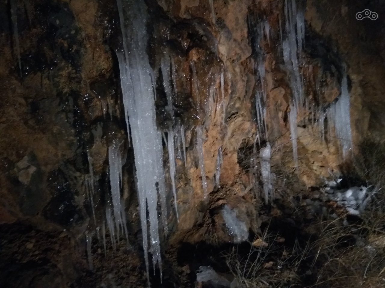 Из горных пород пробивается вода, которая зимой превращается в такие вот сосули