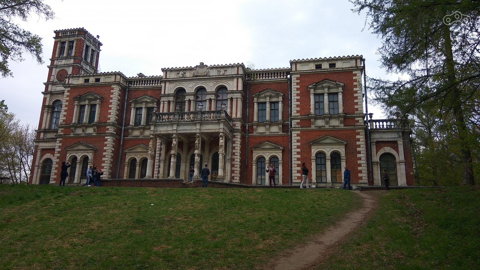 Южный фасад дома, обращенный к реке Быковке