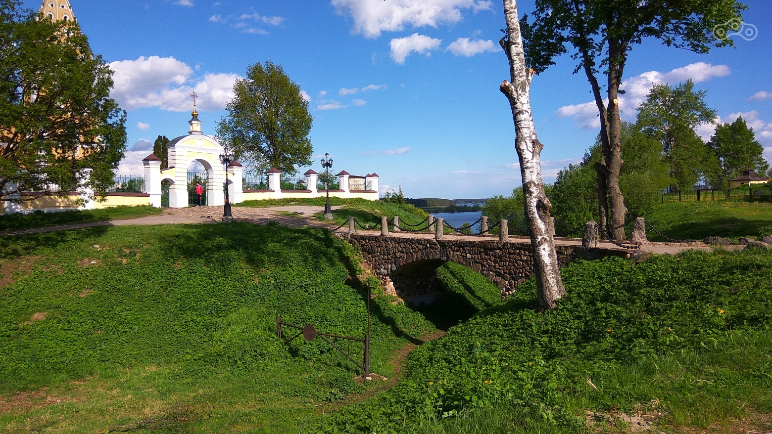 Каменный мост через ров. Церковь Рождества Богородицы. Городня, Тверская область