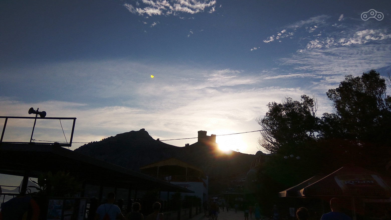 Набережная в свете закатного солнца. Судак, Крым