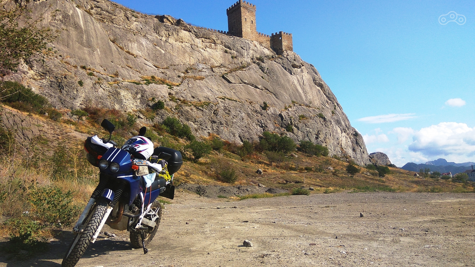 Лагерь у подножья непреступной крепости. Судак, Крым