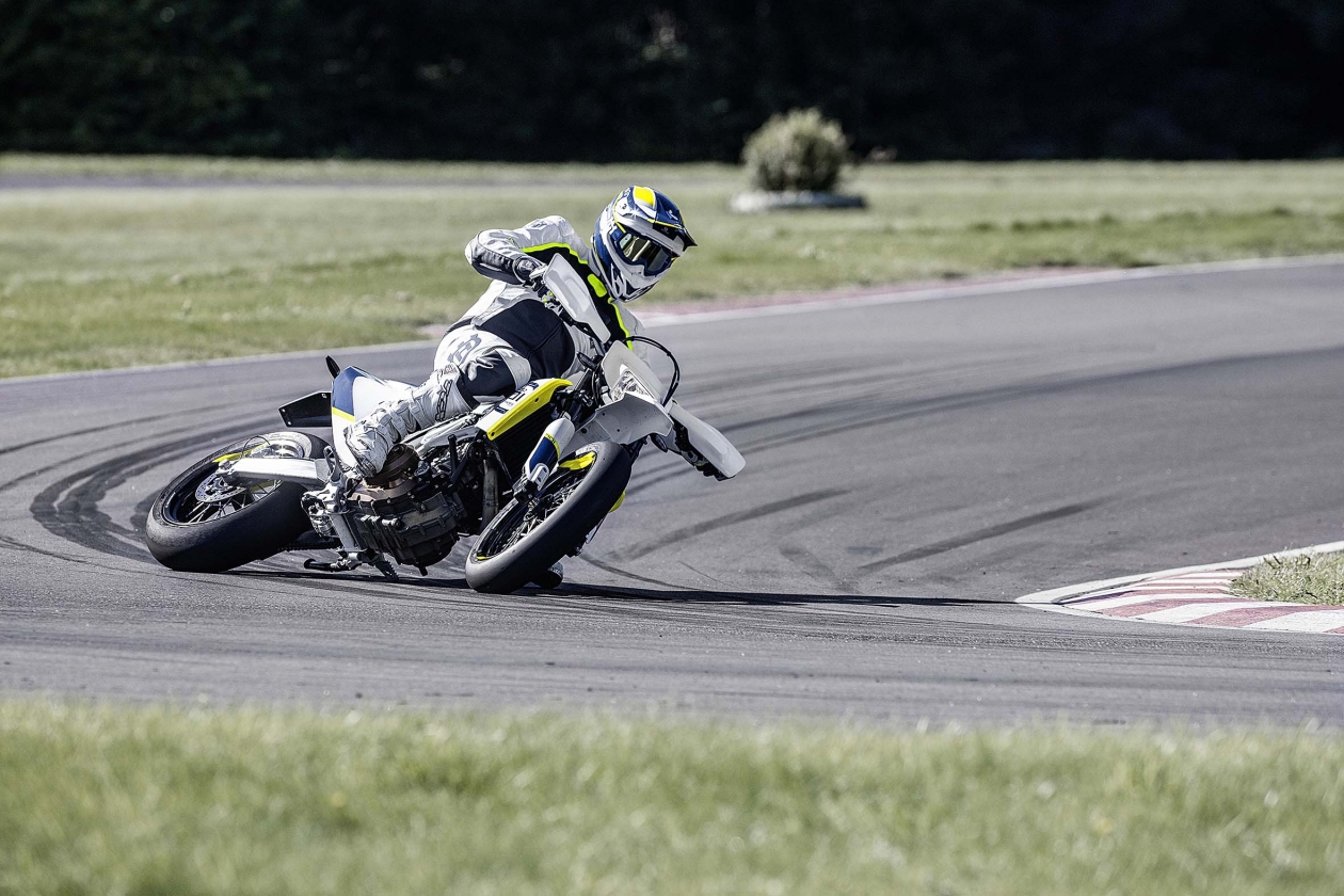 Husqvarna 701 Supermoto отлично чувствует себя как на тесных городских улицах, так и на небольших картодромах