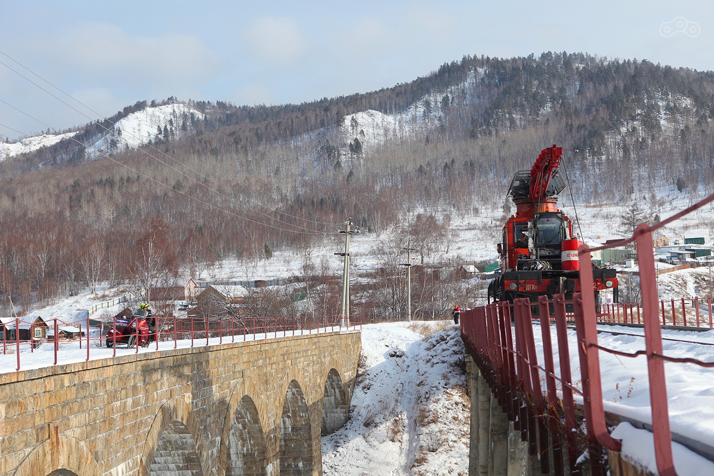 Рядом зачем-то построили новый мост, что нам только на руку