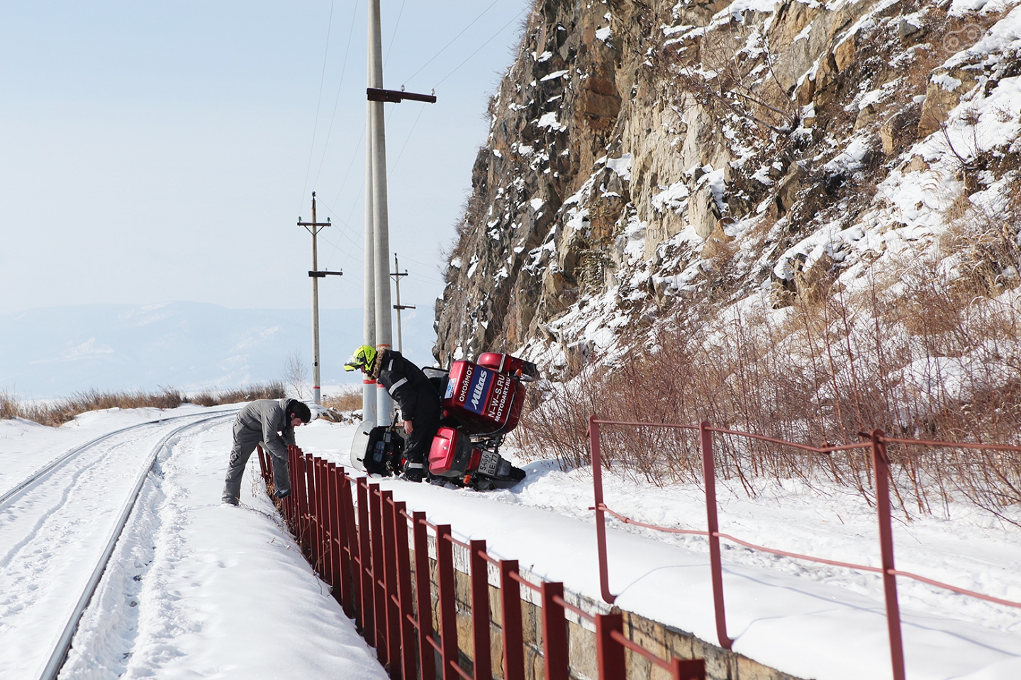 Между двумя путями спрятался пятнадцатиметровый провал
