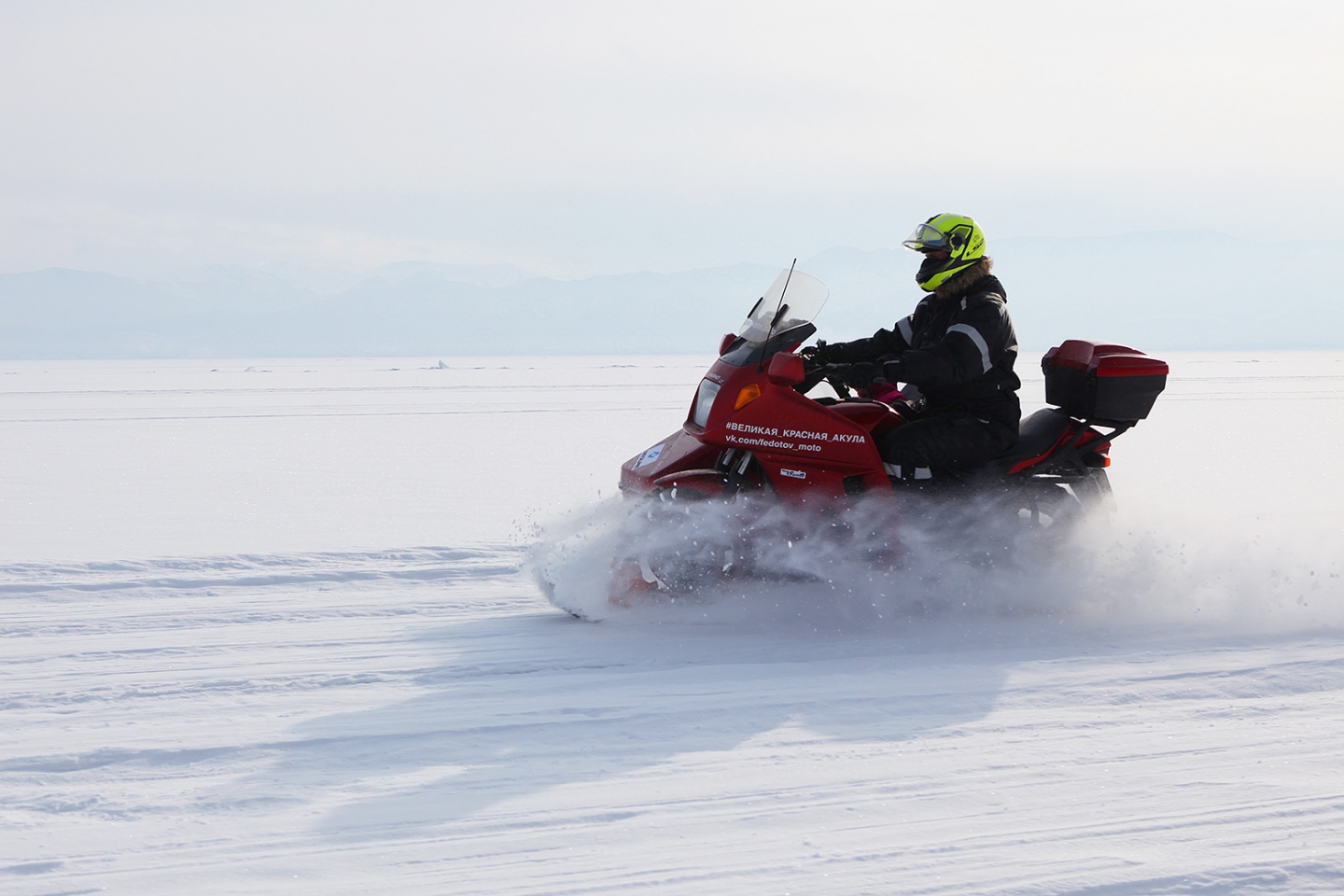 Благодаря лыжам, можно уверенно преодолевать внушительные сугробы и перемыт