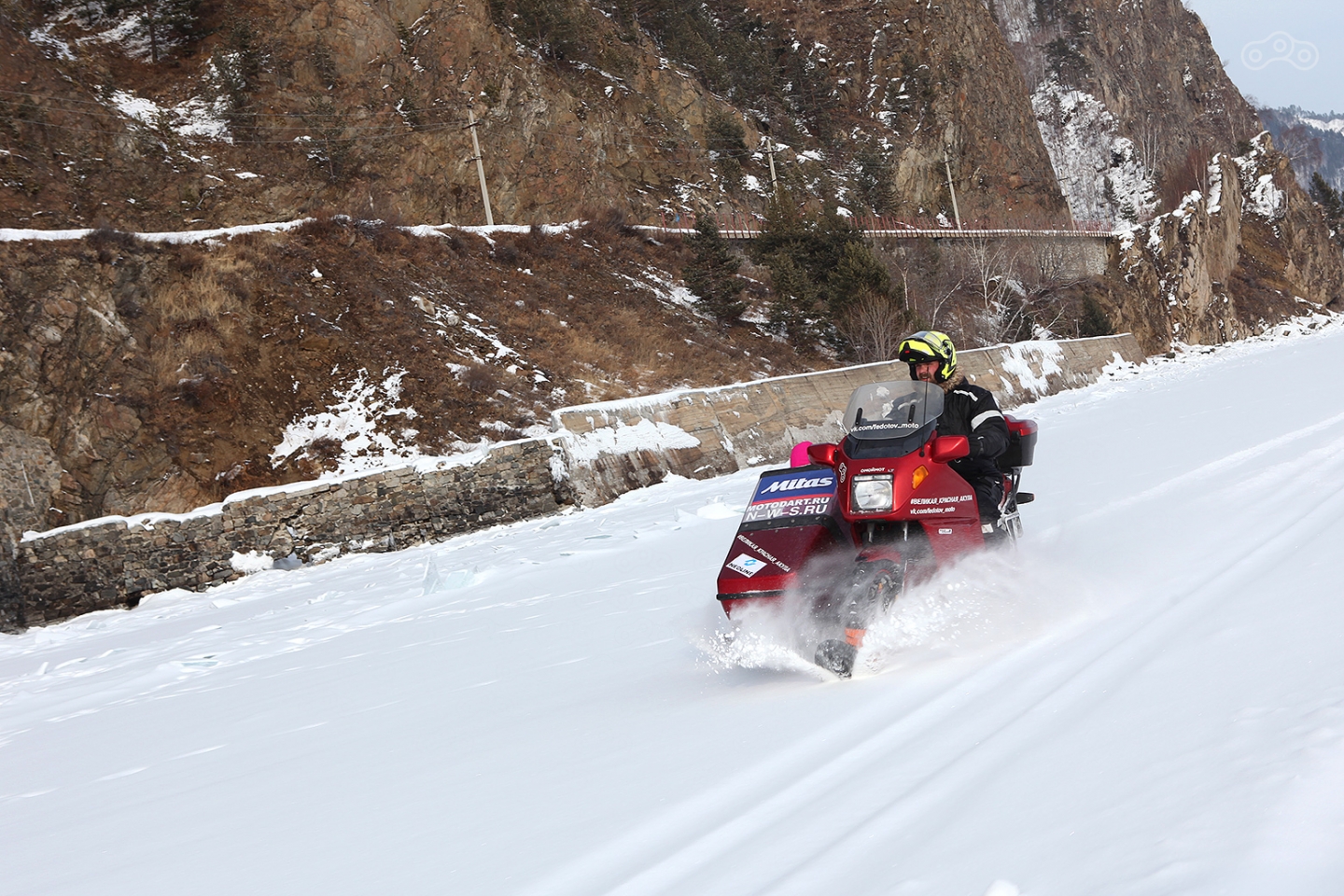Максимальная скорость мотоцикла на лыжах составила порядка 70 км/ч