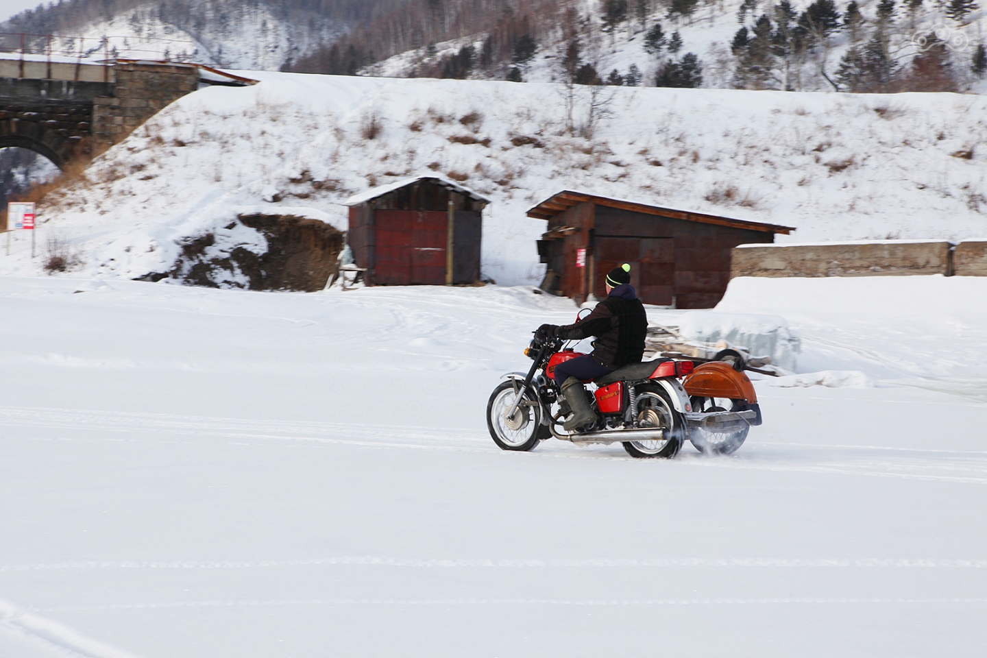 Для местных жителей поездки на колясыче по Байкалу не развлечение, а необходимость