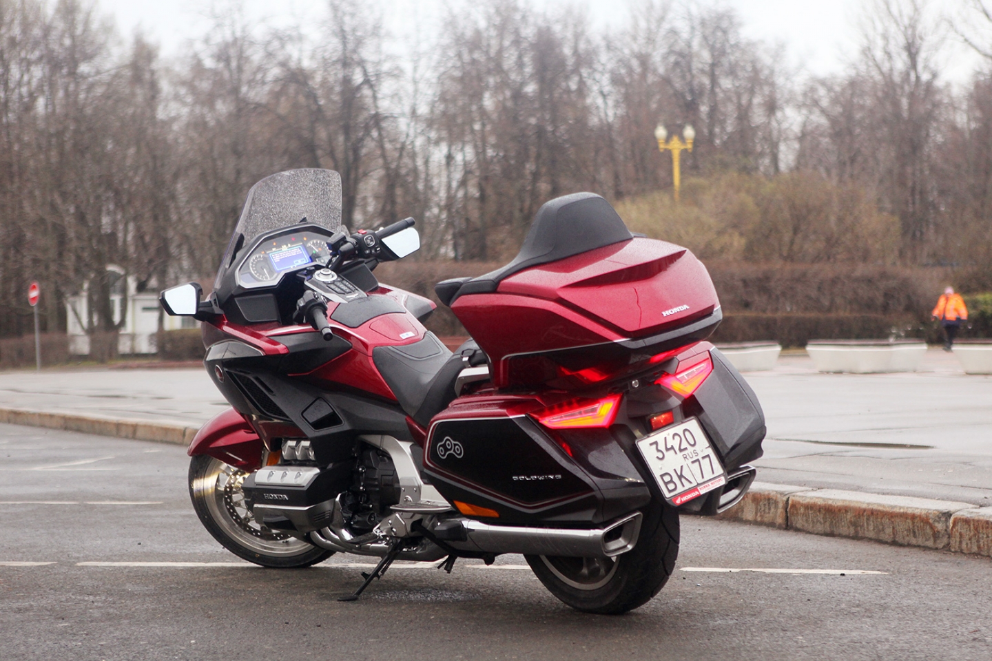 Задних фонарей всего два, на кофре нет даже стоп-сигнала. Зато владельцы смогут лёгким движением руки превратить турер в бэггер.