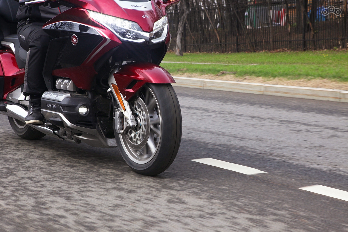 Противотуманные огни включаются отдельной кнопкой, но не думаю, что кто-то будет ездить на «Голде» без них