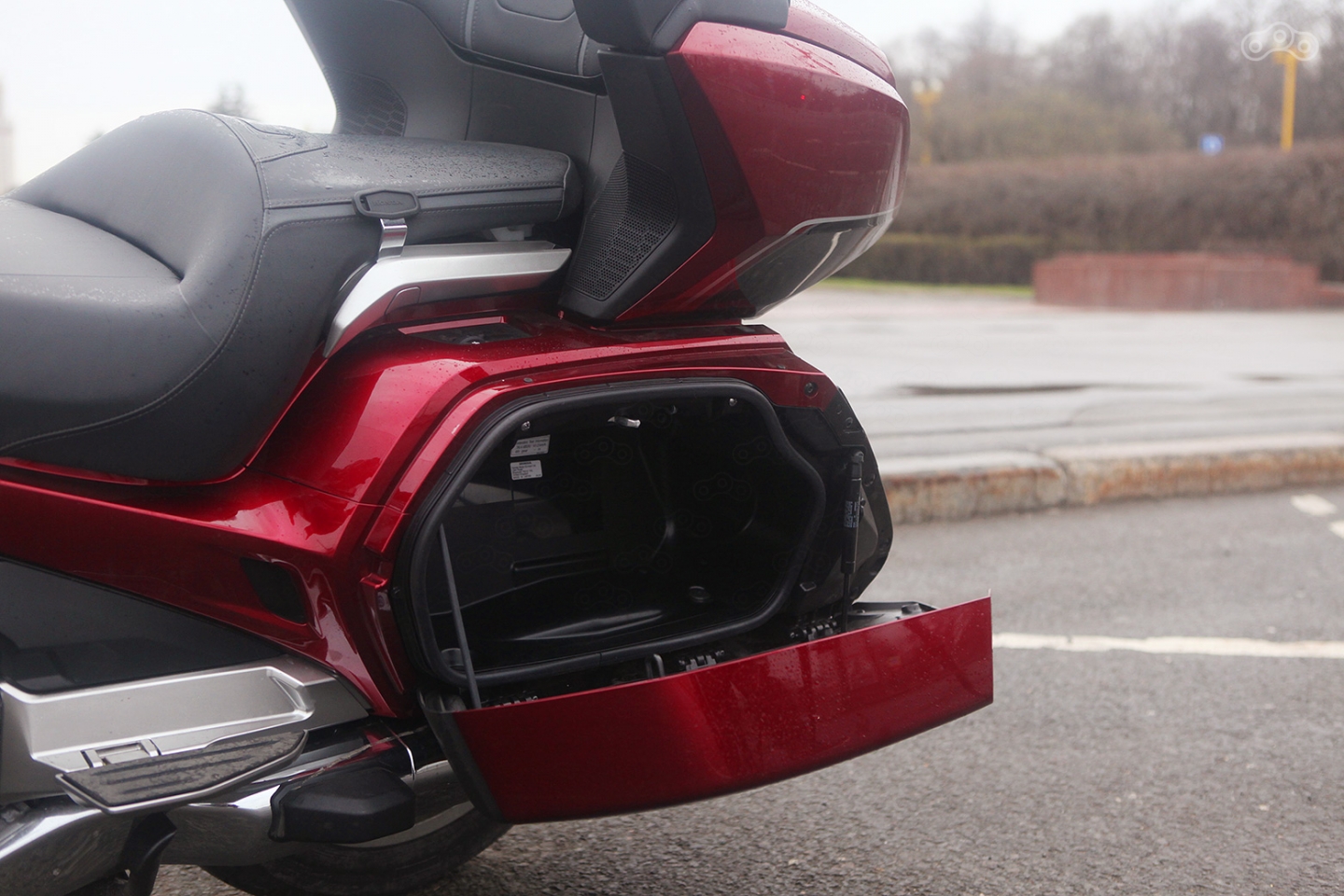 Объём кофров мельчает вслед за байкерскими косметичками: по сравнению с прошлой генерацией почти на треть, со 150 до 110 литров объема