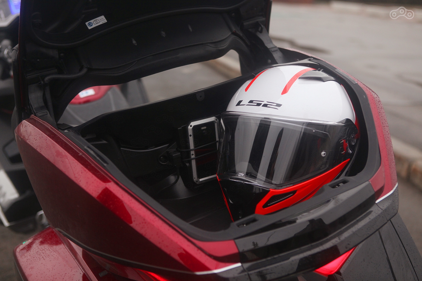 В центральный кофр влезает два шлема. А вот отсутствие минимальной отделки внутренностей на мотоцикле за 2,4 миллиона огорчает.