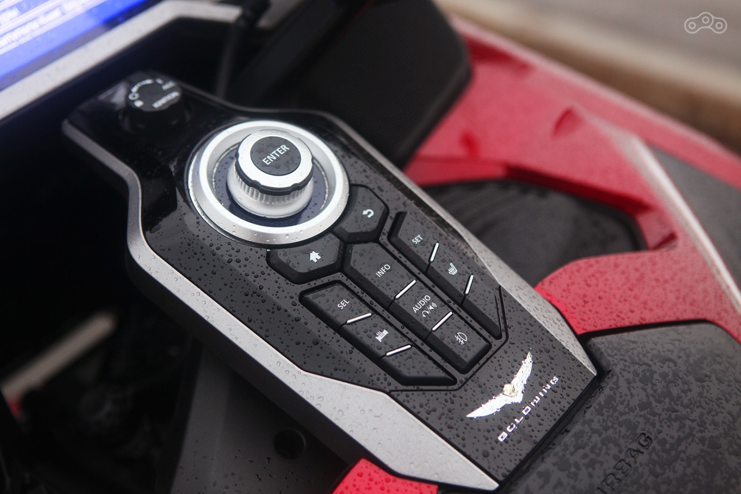 «Парящая» консоль с джойстиком – стильный дизайнерский ход и удобная фишка