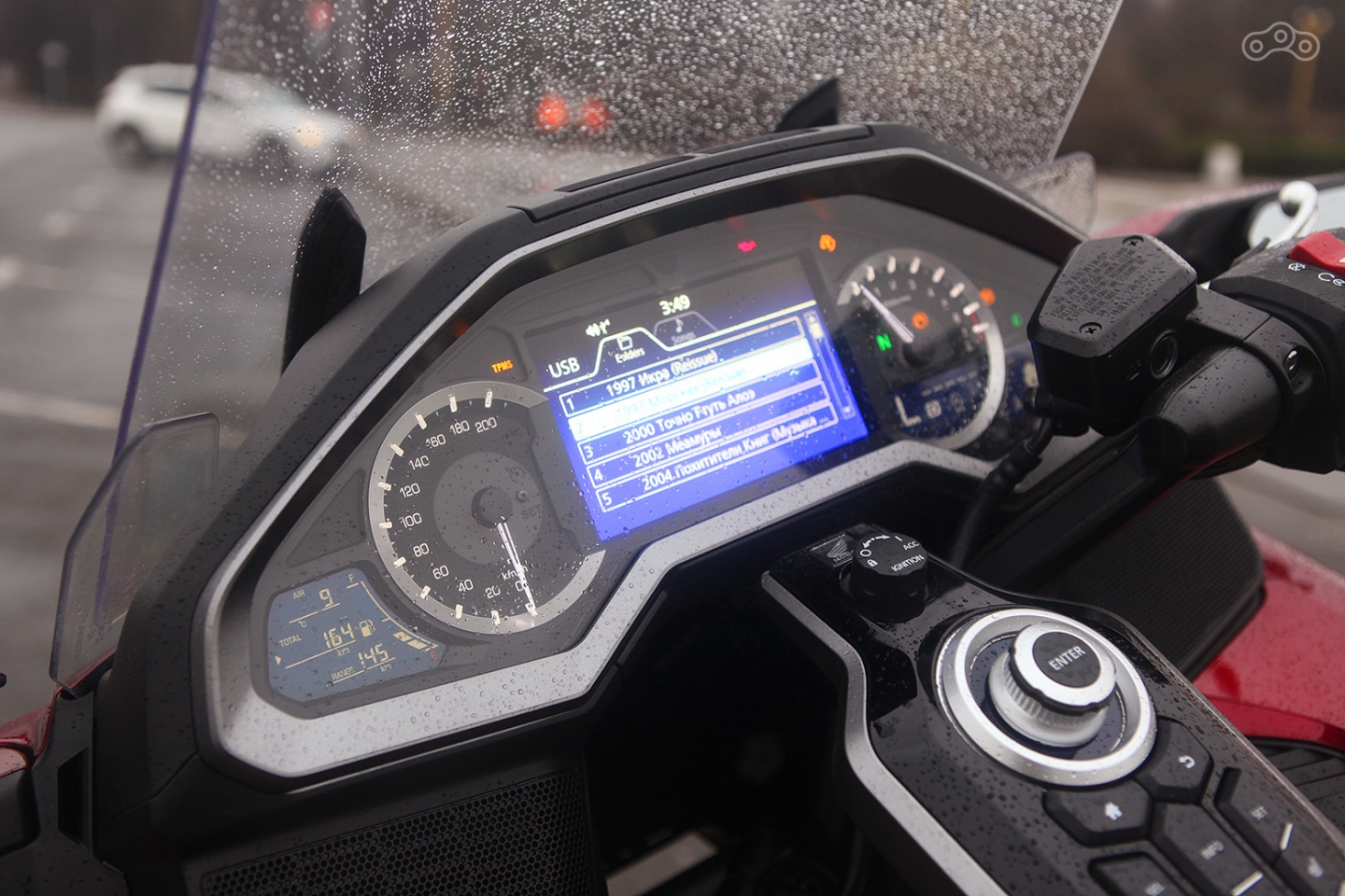 Размеру приборной панели позавидуют и автомобили, да и информативности не занимать: увидеть можно даже давление в шинах, жаль, что про вольтметр японцы забыли.