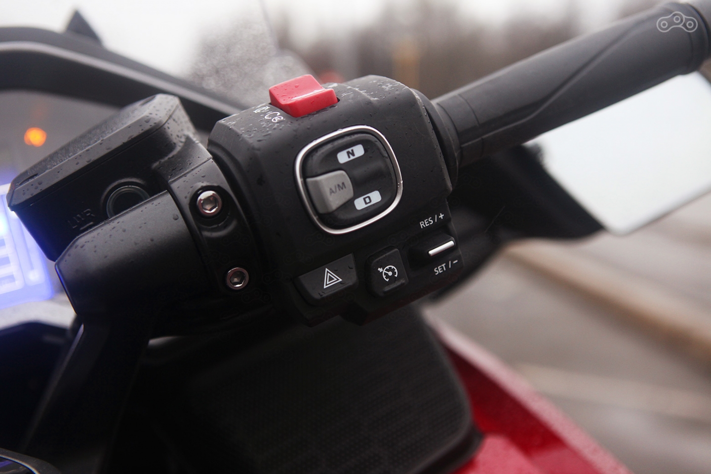 Теоретически, ездить на "Голде" может человек, у которого есть одна лишь правая рука: завел, щелкнул «драйв», крутанул газ и вперёд