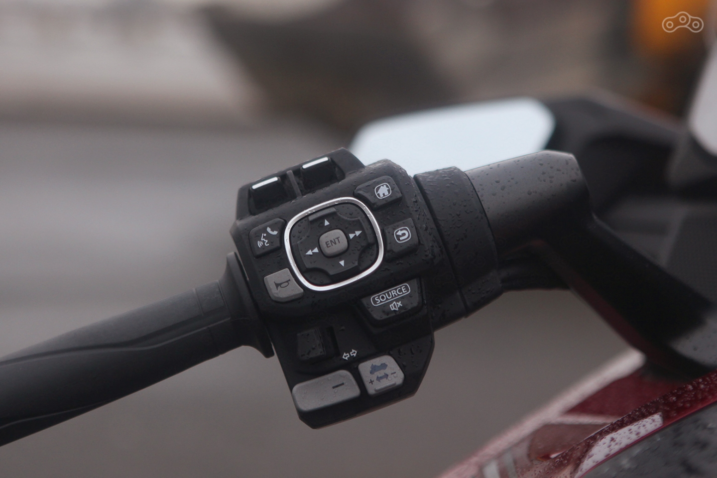 Пульты удобны и эргономичны, да и подсветка здесь как нельзя кстати. Внизу пульта – клавиши управления реверсом