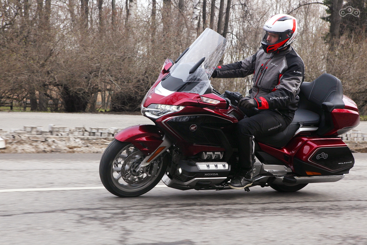 Неимоверная легкость в управлении, обусловленная похуданием и все таким же низким центром тяжести, делает аппарат доступным даже для женщин.