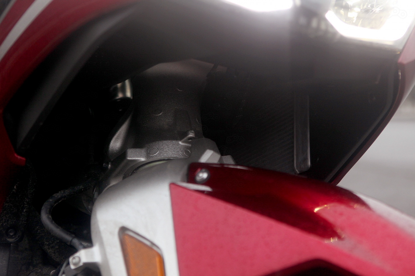 Не ищите номер рамы на «стакане», за ним есть лишь наклейка, в то время, как VIN выбит на правом боку рамы и прячется под небольшой крышкой