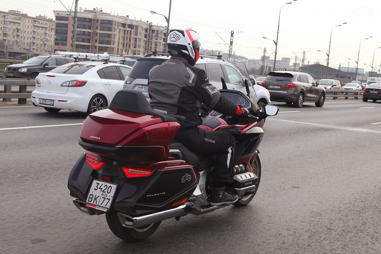 Роботизированная трансмиссия выводит "Голдвинг" на абсолютно новый уровень комфорта, что особенно чувствуется в плотном потоке и пробках. Лучший максискутер в мире