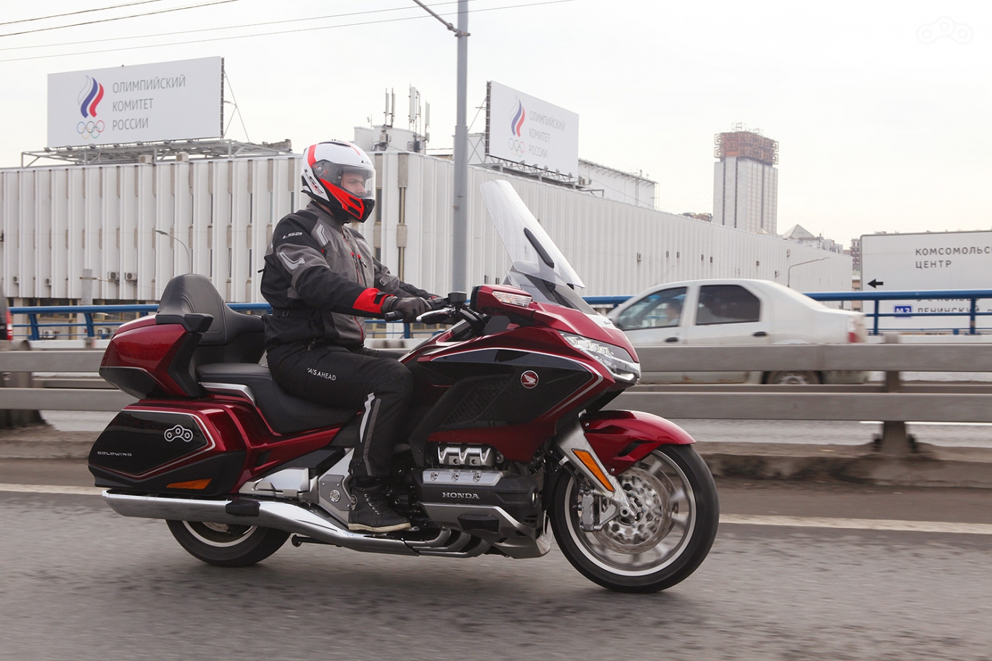 Уменьшившиеся обтекатели не слишком сказались на ветрозащите, за рулём по прежнему тепло, сухо и уютно в любую погоду