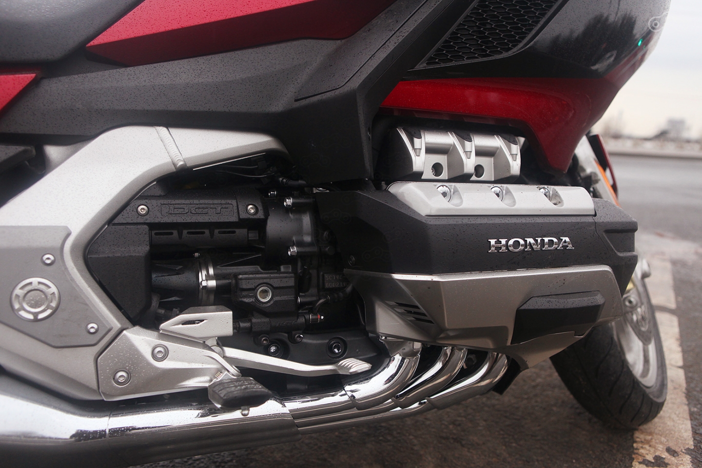 Шестицилиндровый оппозит полностью перекроили, хотя ни внешне, ни по цифрам, увидеть масштаб работы нельзя. Доверьтесь ощущениям!