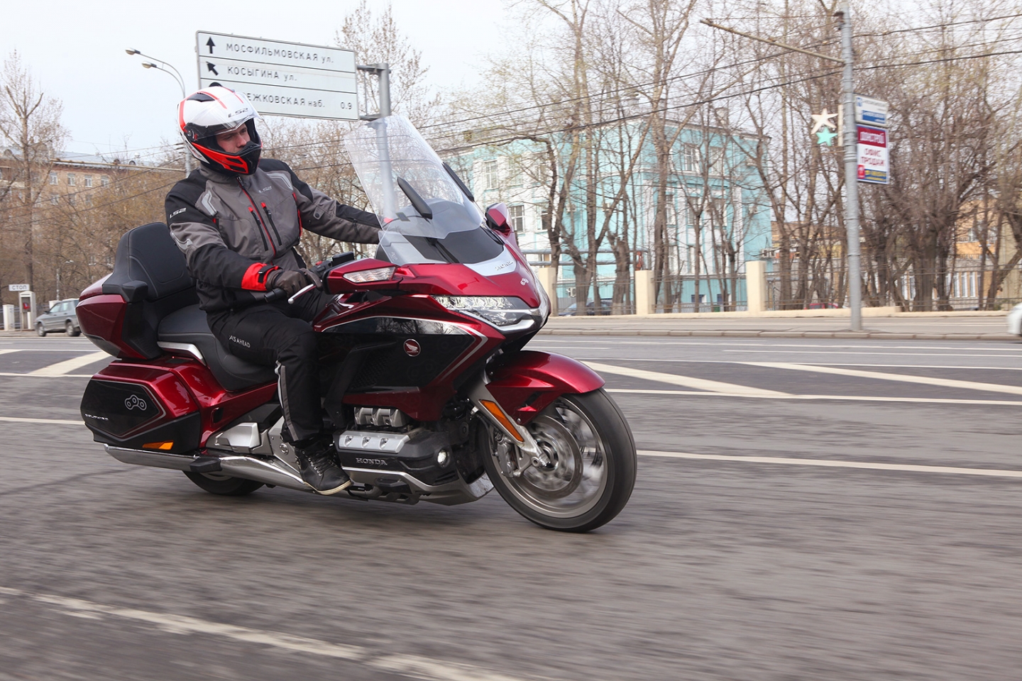 Заваливать аппарат в повороты не страшно – трекшн постоянно на страже безопасности, а если его не хватит - на помощь придут мощные слайдеры, установленные на моторе и глушителях