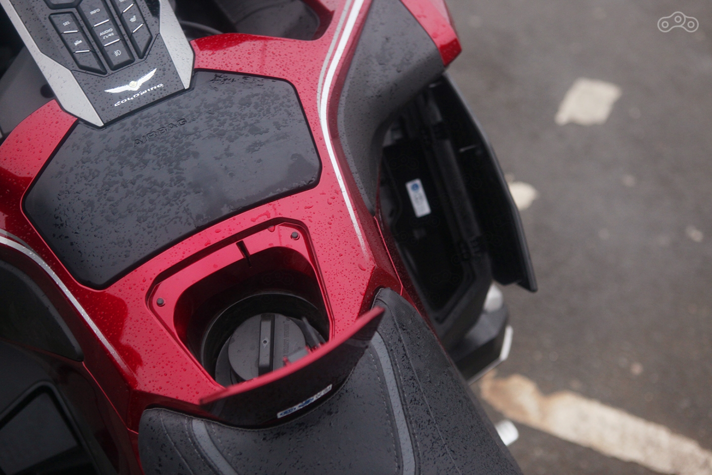 Лючок бака открывается кнопкой, спрятанной в правом перчаточном ящике, также открывающемся с кнопки