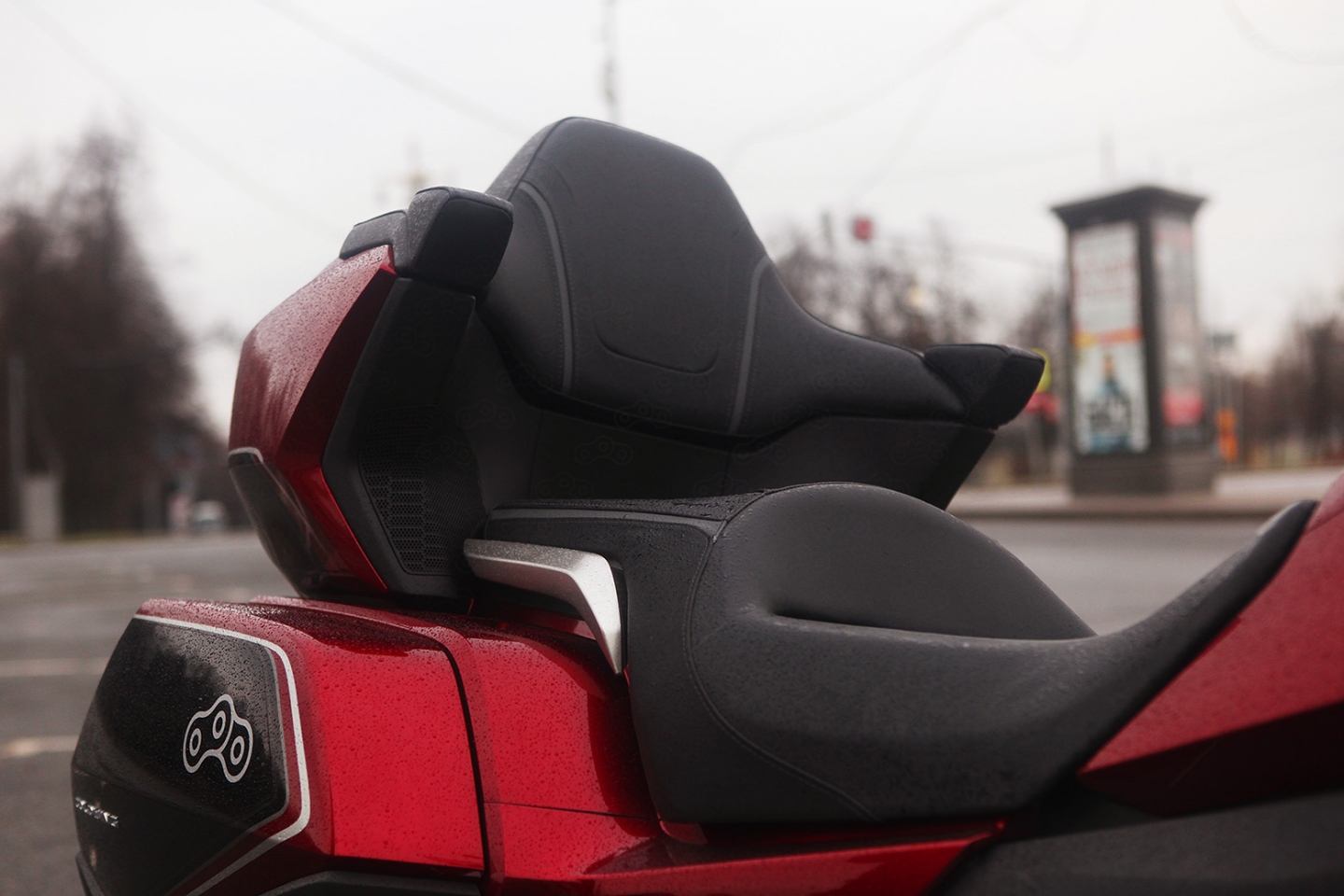 Седло стало меньше и несколько жёстче, подчеркивая, что аппарат создан с прицелом на более молодую аудиторию