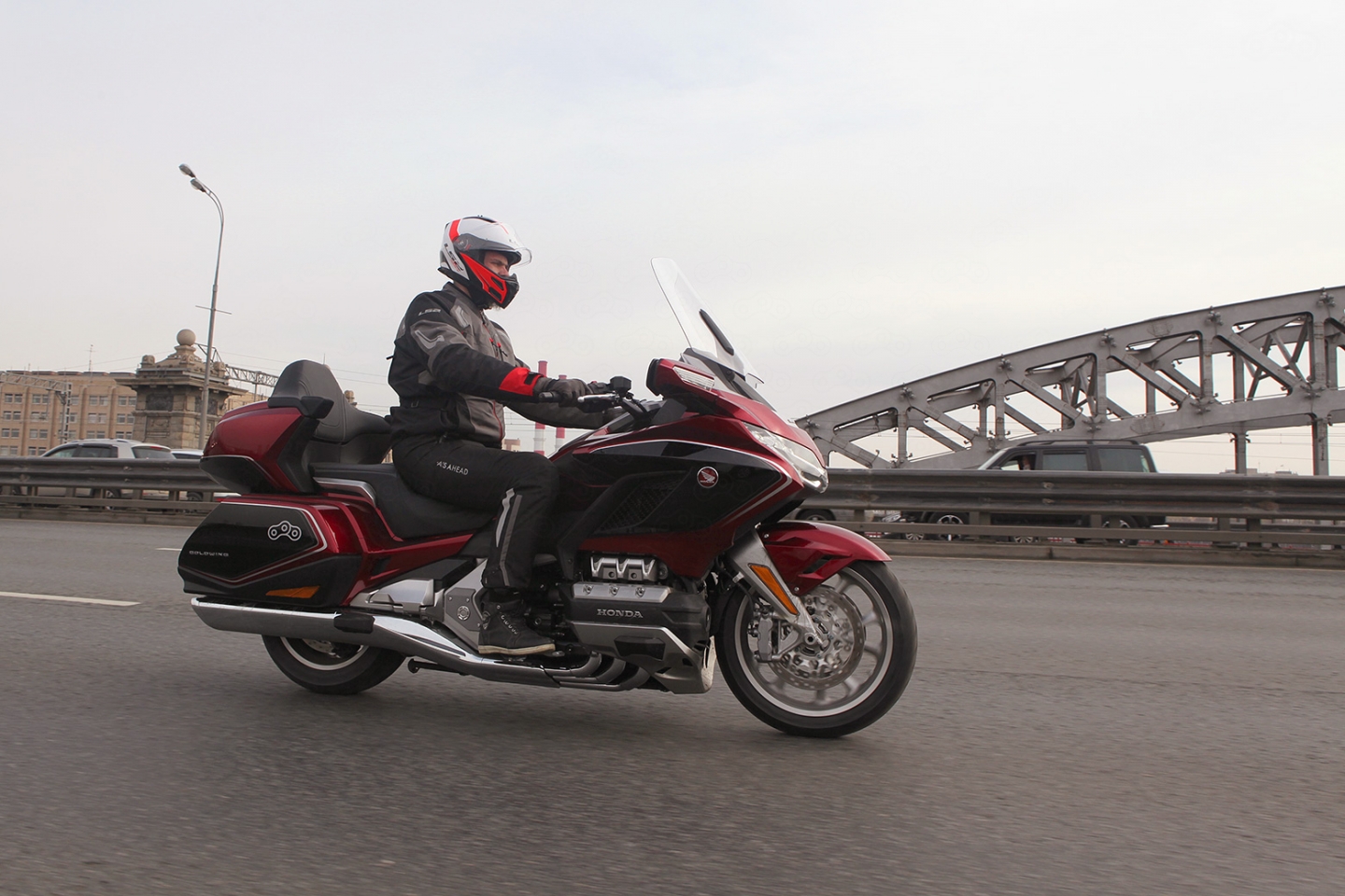 Секрет идеальной посадки – кисти рук чуть шире плеч, прямая спина, 90-градусный сгиб коленного сустава и не слишком высокий руль