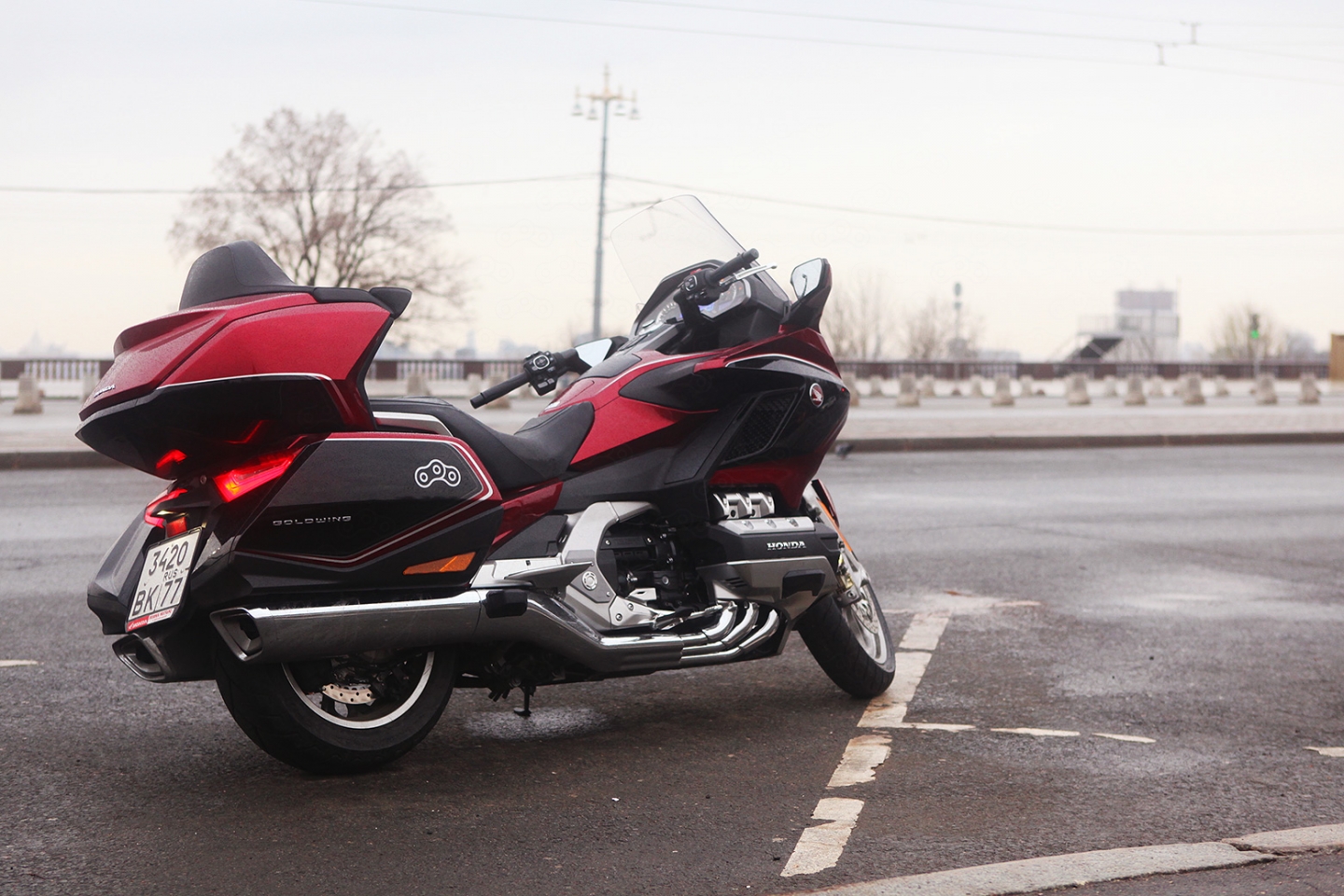 Мощные слайдеры, установленные на моторе и глушителях призваны защитить мотоцикл от повреждений