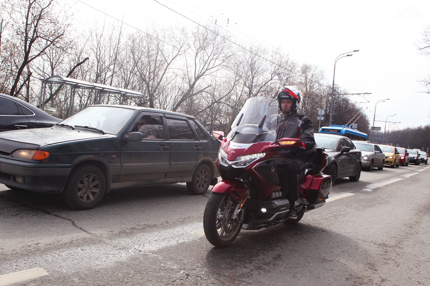 При остановке на светофоре можно задействовать систему «старт/стоп», призванную экономить топливо и беречь природу