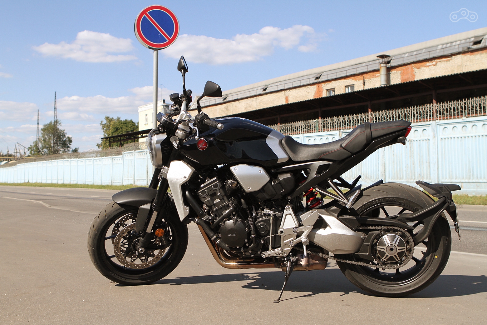 Обрубленный хвост, как и корма в целом, выглядят стильно