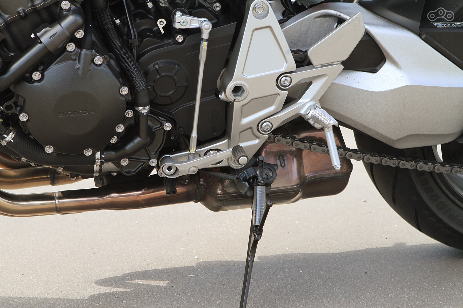 Коробка передач работает эталонно, а вот опционального квикшифтера недостаёт