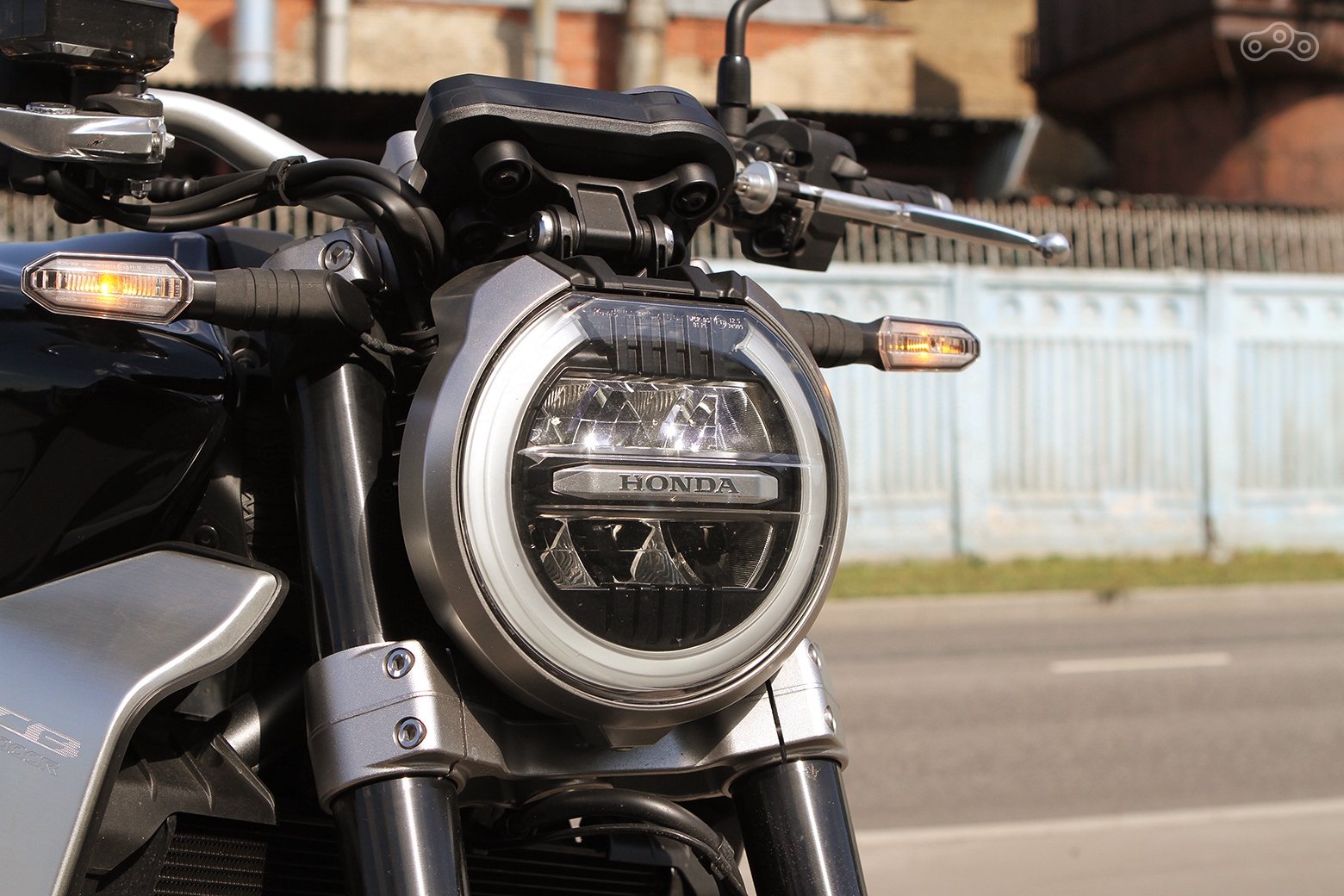 Диодная фара - яркое и стильное решение, хотя и слишком уж похожее на Vitpilen