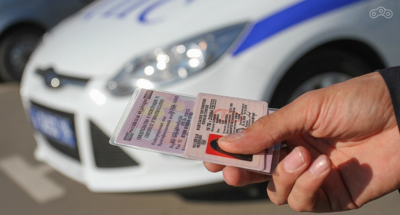 Выдача документов старого образца еще не прекратилась - расходных материалов для изготовления новых документов пока нет