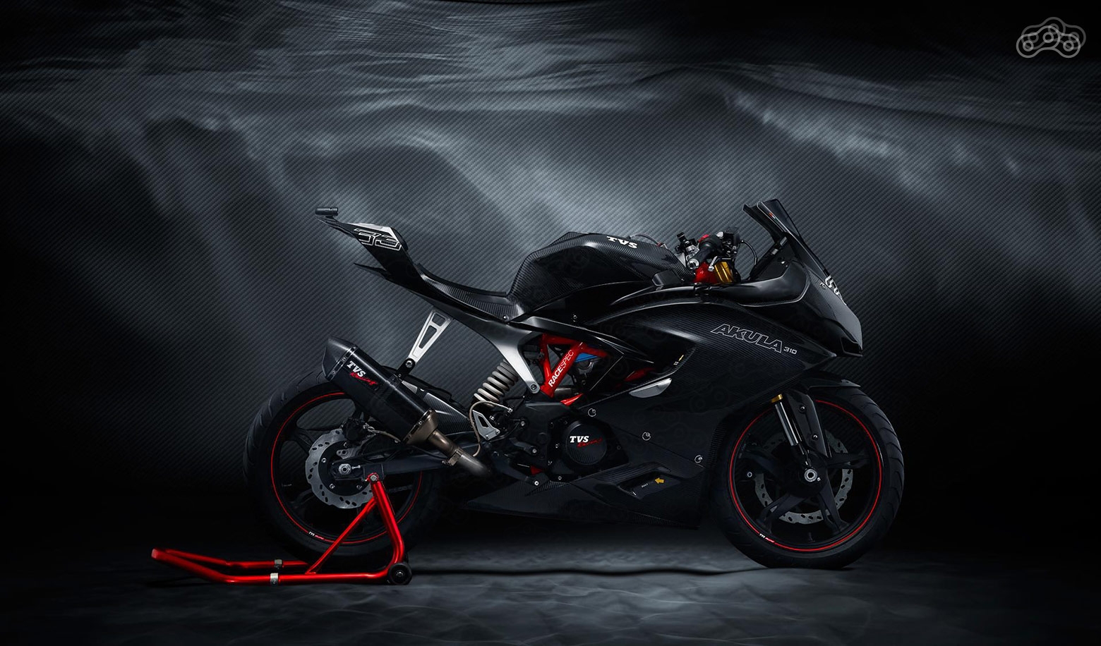 Тот же мотоцикл угадывался и под карбоновыми обтекателями «Акулы»