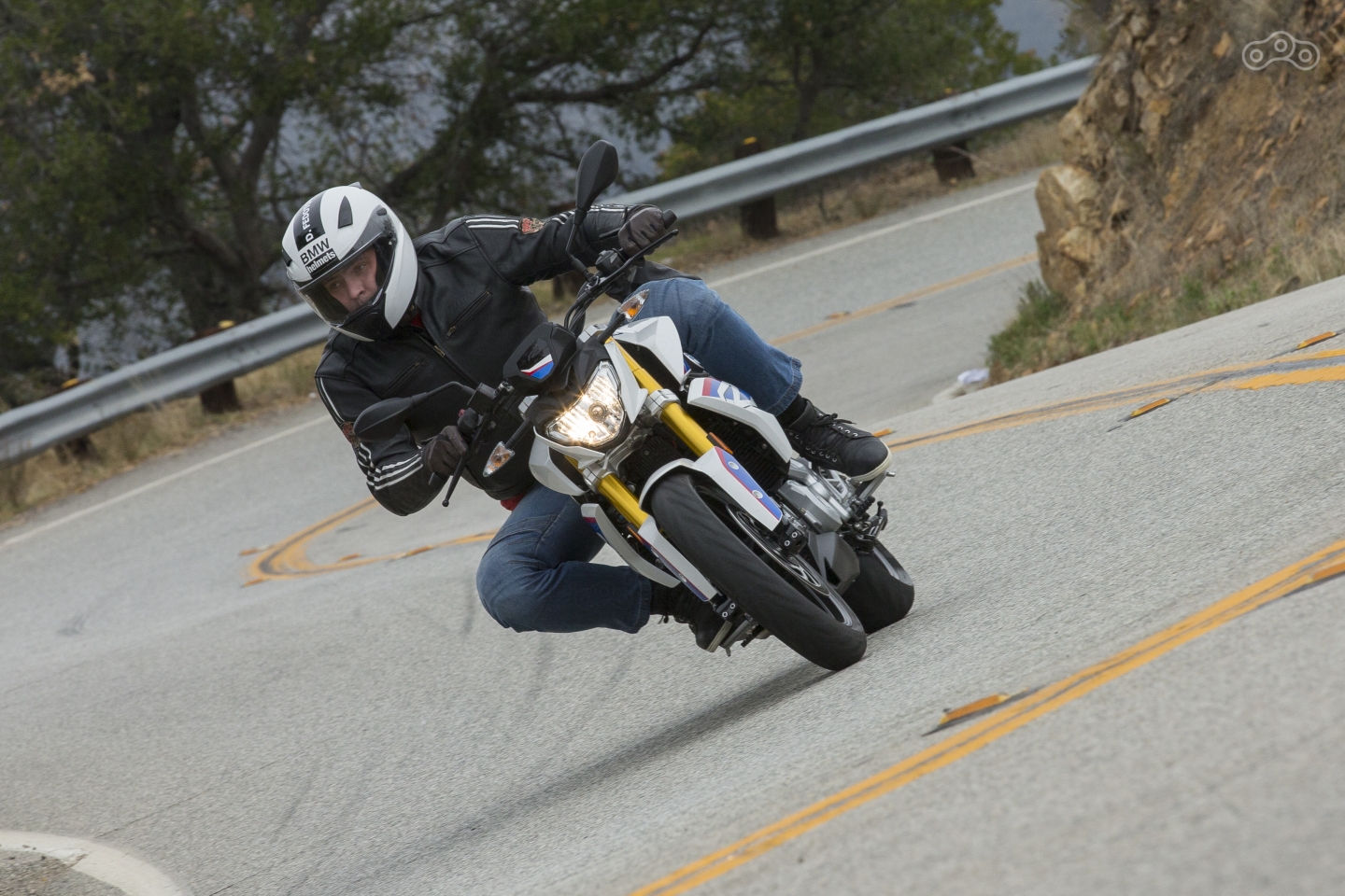 Диаметр труб вилки – 41 мм. Четверть века назад это было нормой для тяжелых туреров типа K1100LT.