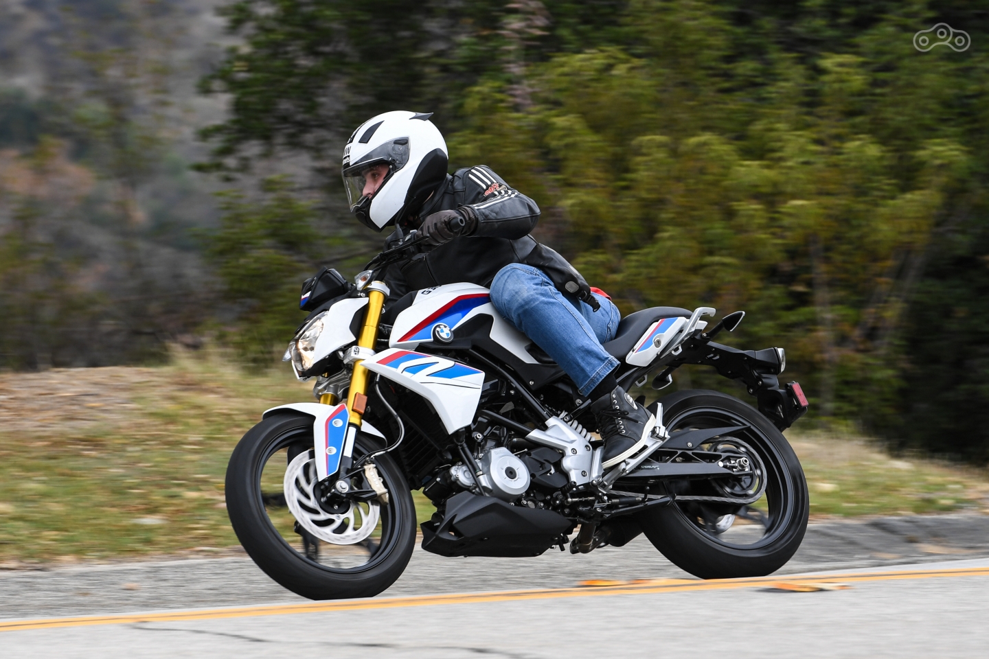 Тормоза можно назвать эталонными в классе: хваткость и линейность на высоте, да и к ABS нареканий нет