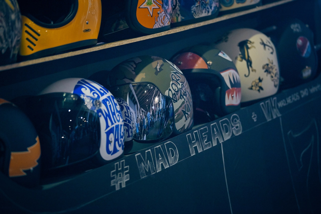 Шлемы, представленные участниками конвенции