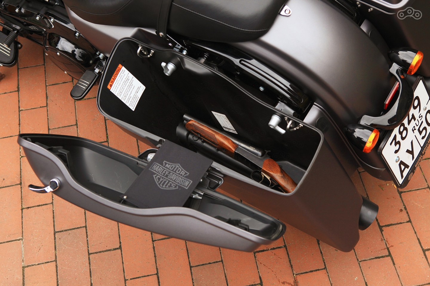 В боковые кофры помезается весь арсенал короля дорог