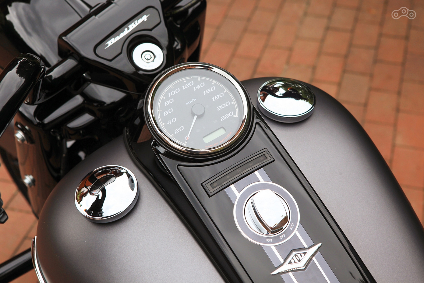 Несмотря на кажущуюся аскетичность, приборная панель на удивление информативна