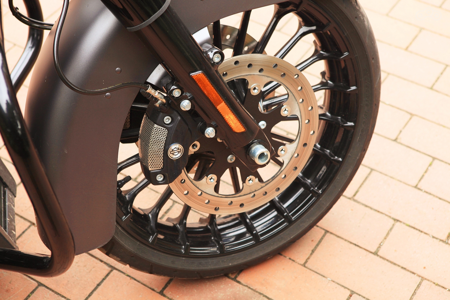 Спереди установлена пара тормозных дисков и четырёх поршневыми суппортами