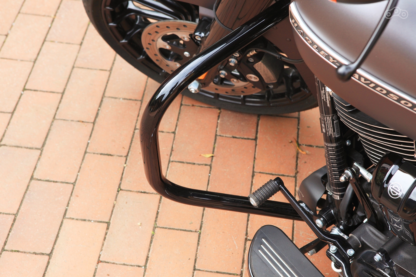 Мощные дуги, включённые в базовую комплектацию помогают следить за габаритами байка в пробках
