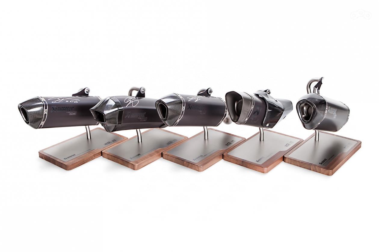 Глушители Akrapovič юбилейной серии, подписанные чемпионами WSBK