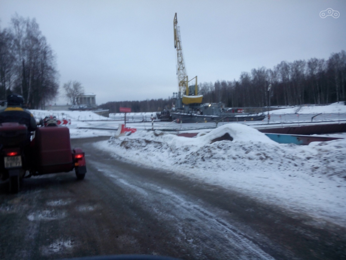 Понтонный мост, разделяющий Московскую и Тверскую области. Летом здесь работает паромная переправа.