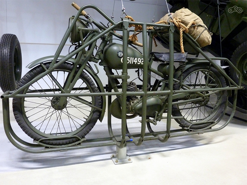 Royal Enfield RE125 развивал максимальную мощность в 3,5 л.с, а весил всего 59 кг, что позволяло разгоняться примерно до 70 км/ч.