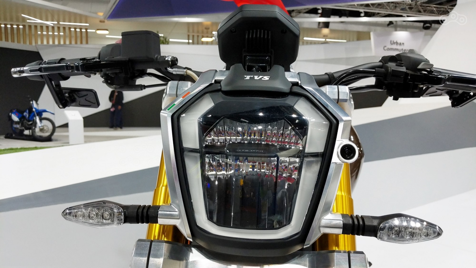 В фару интегрирована экшн-камера, по всей видимости выполняющая роль видеорегистратора