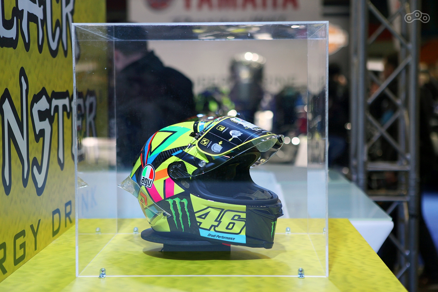 Вблизи площадки Yamaha расположился минибар, где всем желающим дадут попробовать энергетик VR46