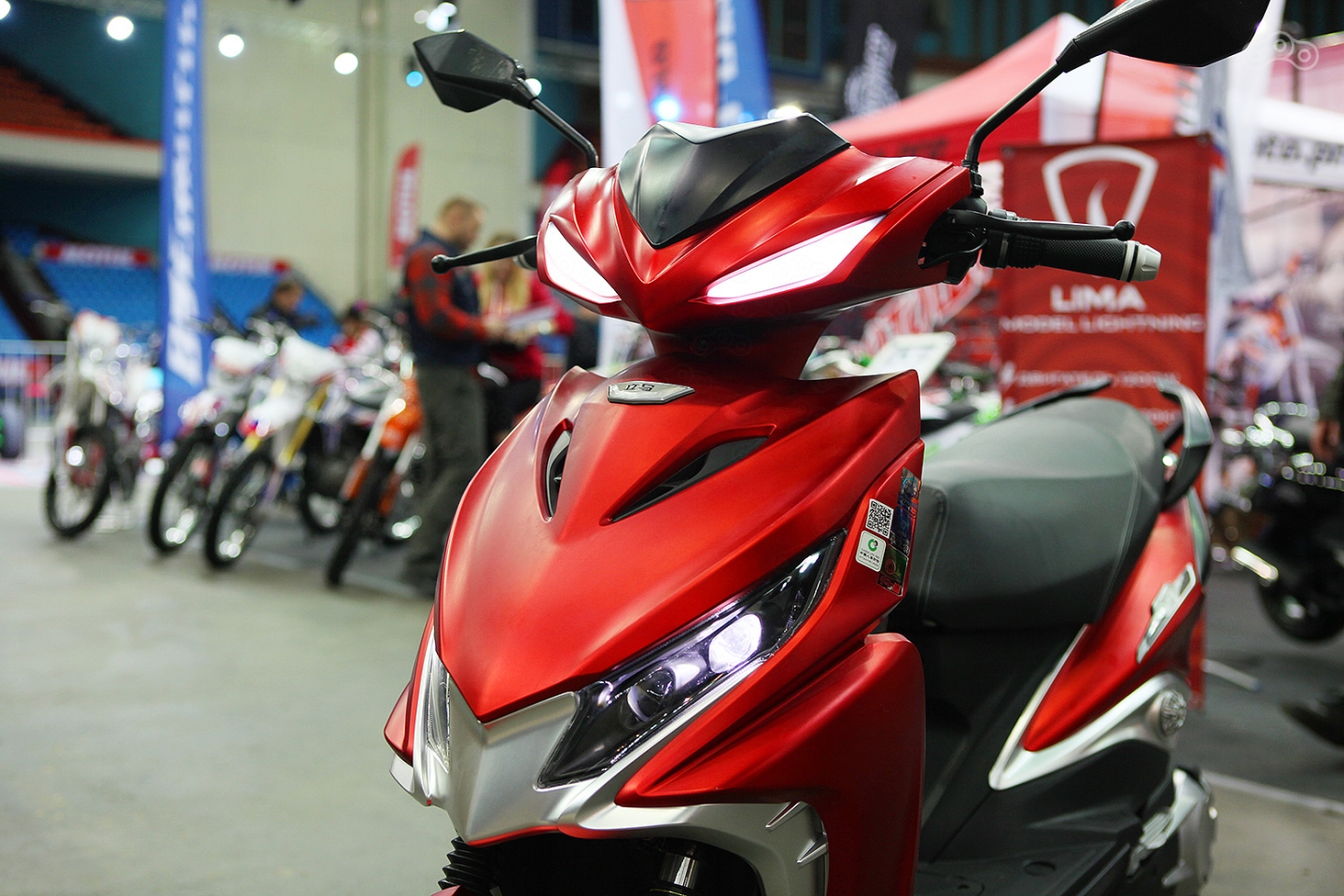 Китайские производители продолжают развивать сегмент электротранспорта, на выставки можно встретить электрифицированные велосипеды, самокаты и скутеры