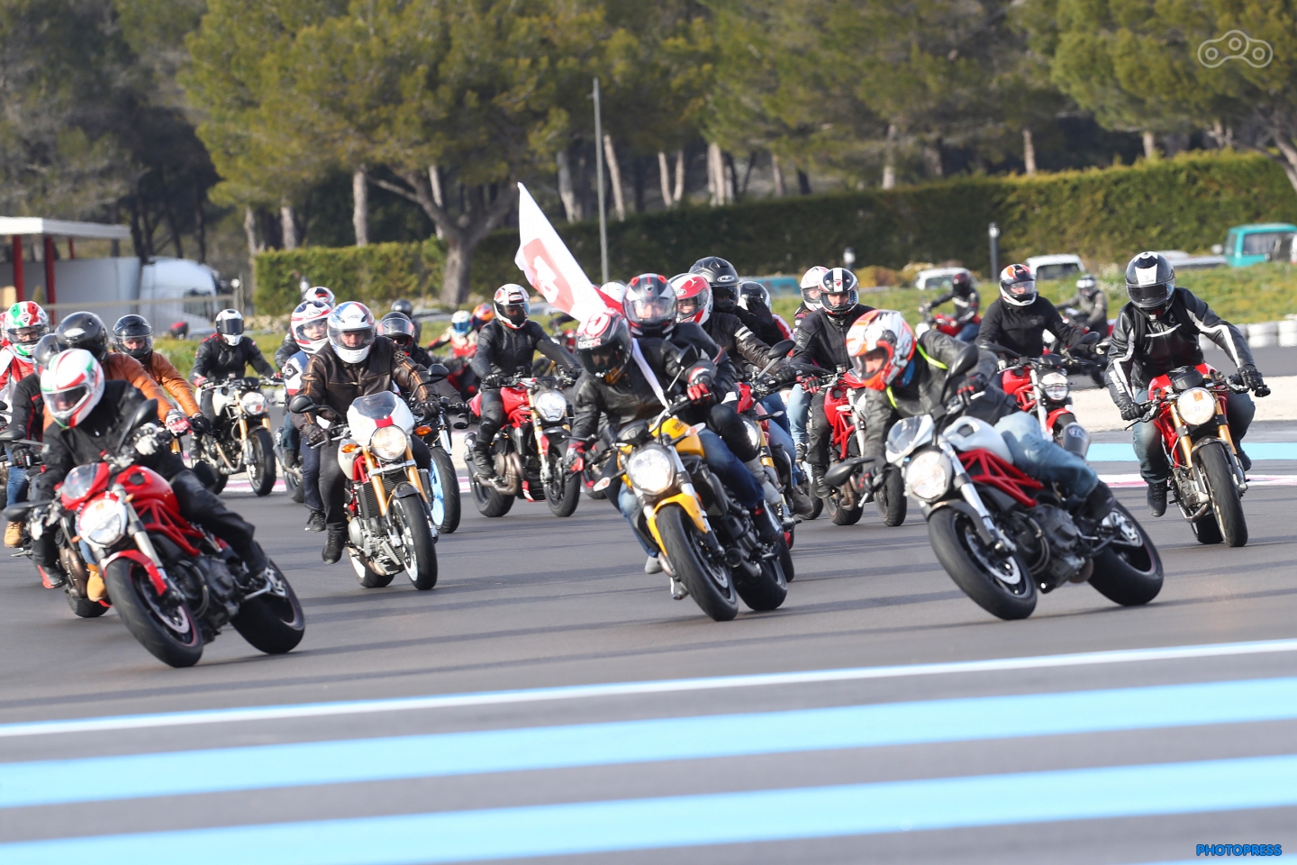 Праздничный парад на трассе Поль Рикар